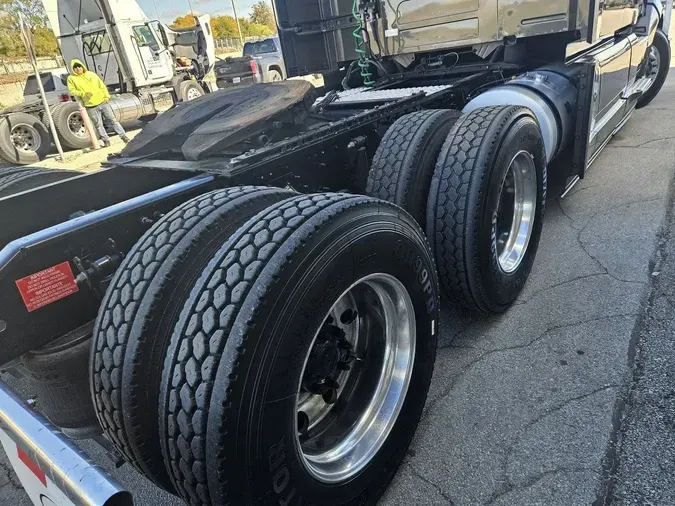 2025 VOLVO VNL64T860
