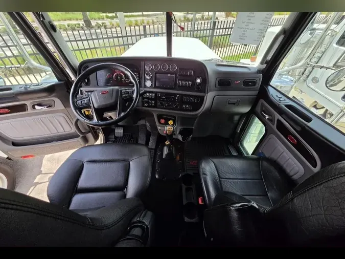 2023 Peterbilt 389