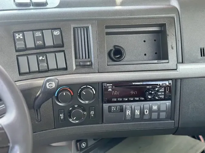 2020 VOLVO VNR64T300