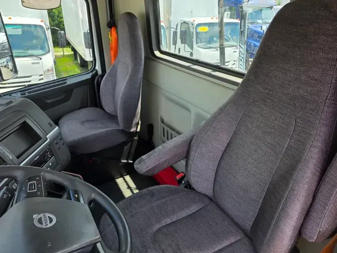 2019 VOLVO VNL64T-300
