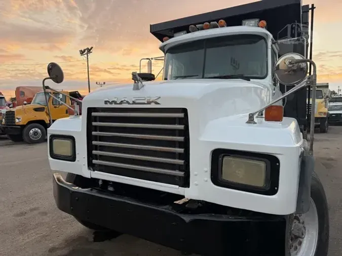 1997 MACK RD688S
