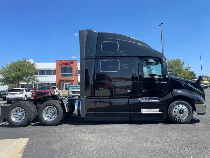 2025 VOLVO VNL64T860