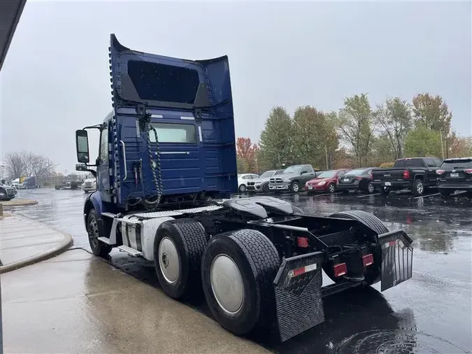 2019 VOLVO VNR64T300