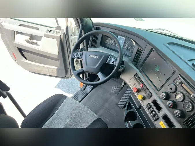 2020 Freightliner Cascadia 126