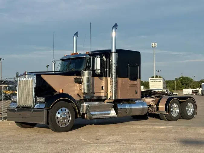 2022 Kenworth W900