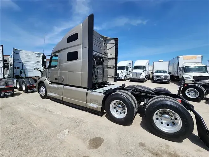 2021 VOLVO VNL760