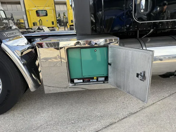 2023 Kenworth W900