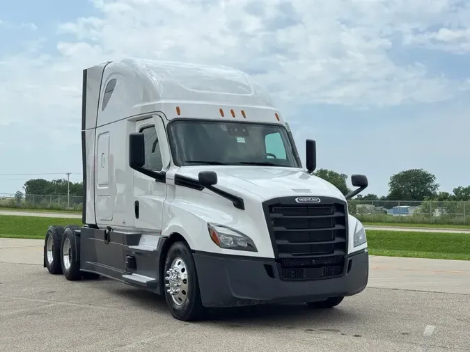 2022 FREIGHTLINER Cascadia 126