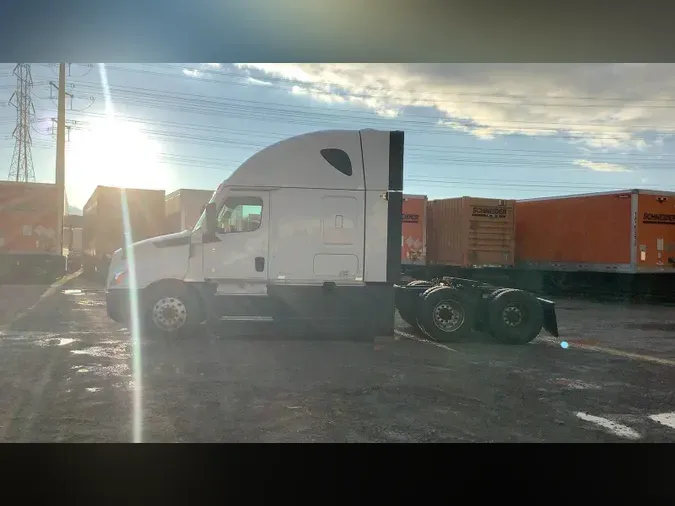 2022 Freightliner Cascadia 126