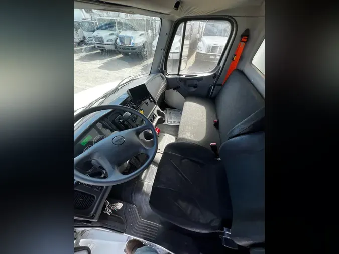2018 FREIGHTLINER M2 106