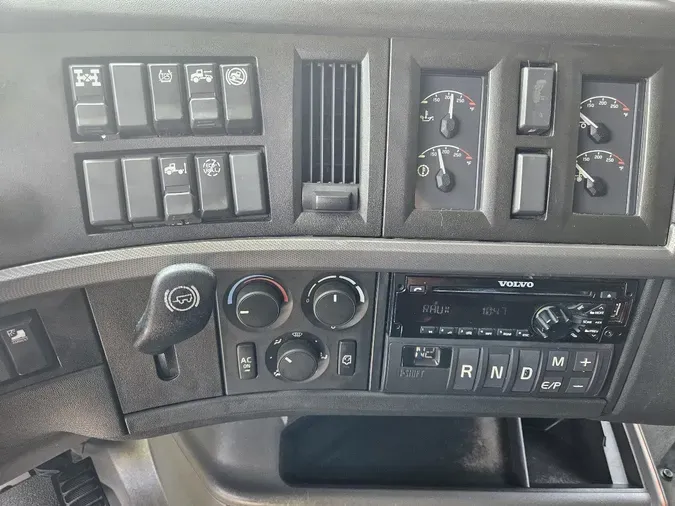 2019 VOLVO VNL64T760