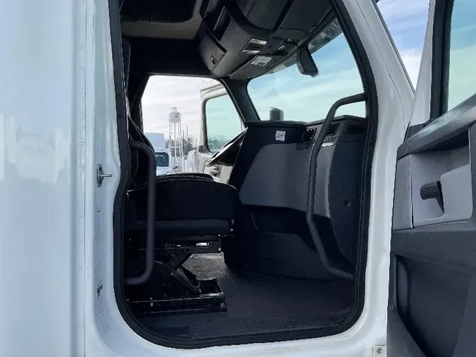 2018 Freightliner T12664ST