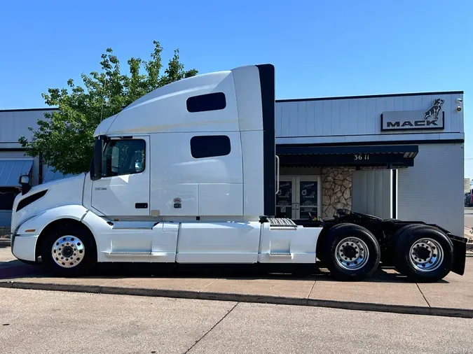 2025 VOLVO VNL64T760