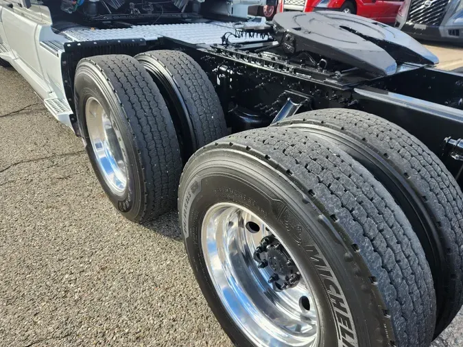 2022 VOLVO VNL64T760