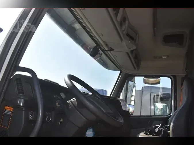 2019 VOLVO VNR64T640