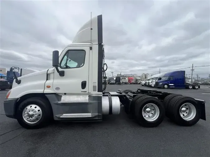 2018 FREIGHTLINER CA12562DC