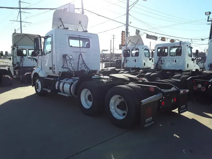 2019 VOLVO VNL64T-300