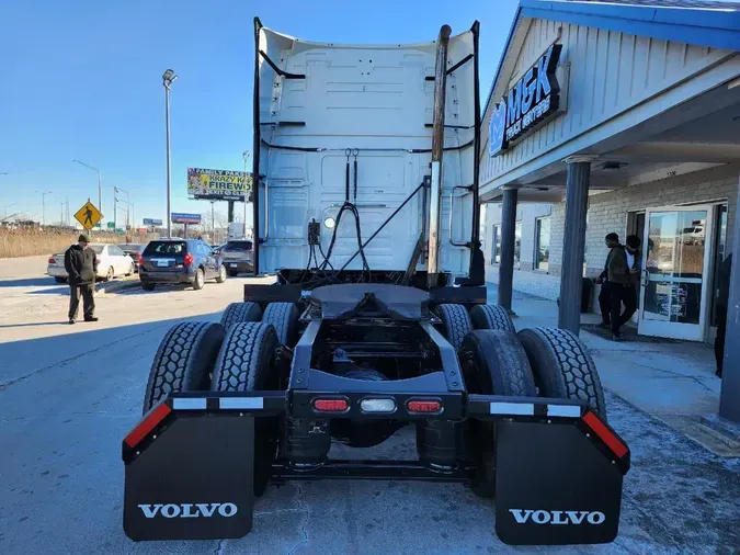 2020 VOLVO VNL64T760