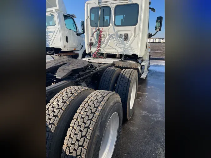 2017 FREIGHTLINER/MERCEDES CASCADIA 125