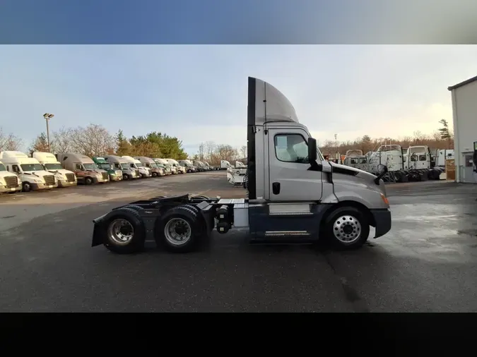 2020 Freightliner Cascadia 126