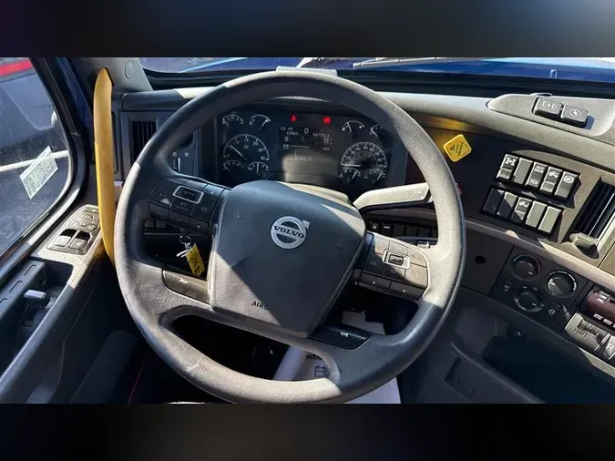 2022 VOLVO VNL640