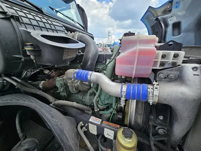 2021 VOLVO VNL64T760