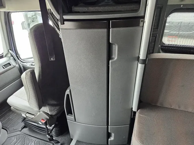 2025 VOLVO VNL64T860