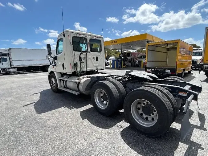 2015 Freightliner X11364ST