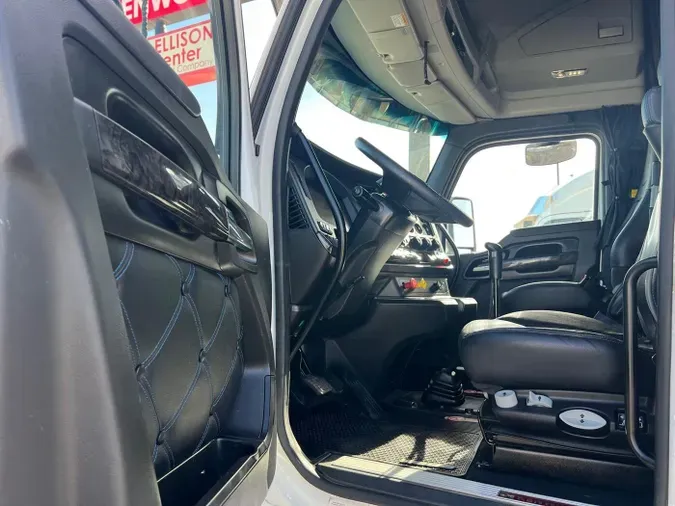 2023 Kenworth W990