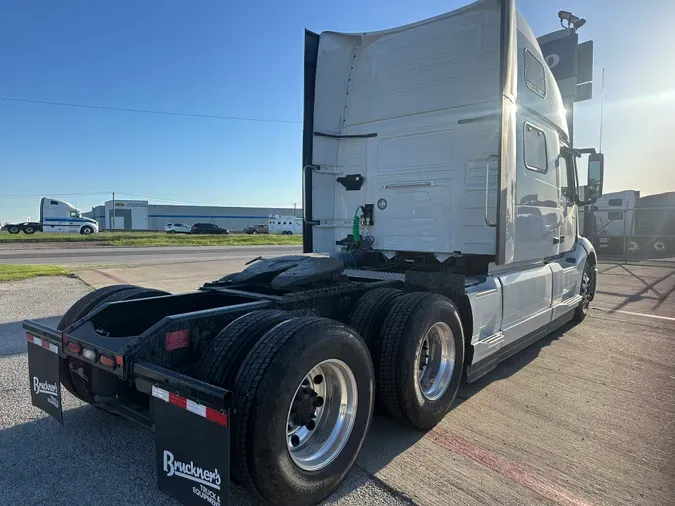 2025 VOLVO VNL64T860