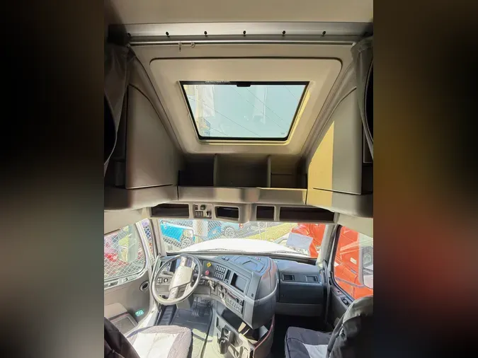 2019 VOLVO VNL64T760