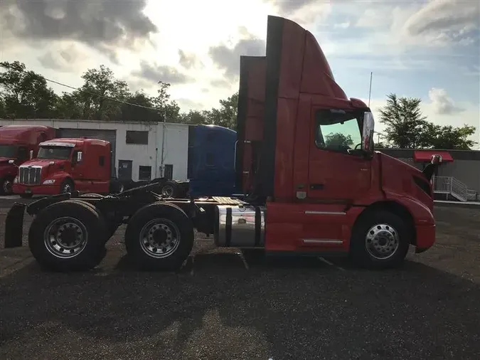 2020 VOLVO VNR300