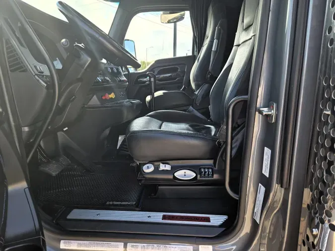 2024 Kenworth W990