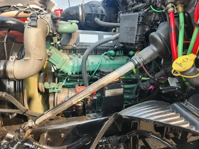 2020 VOLVO VNR64T300