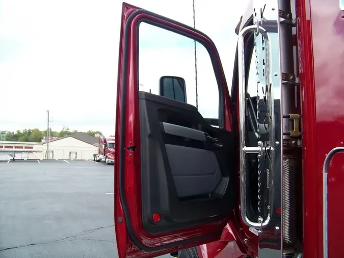 2025 Kenworth T880 40" Low Roof Sleeper