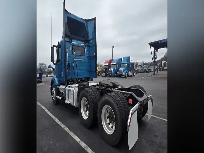 2021 VOLVO VNL64T300