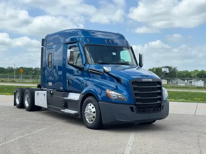 2021 FREIGHTLINER Cascadia 126