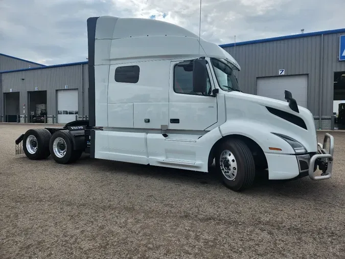 2023 VOLVO VNL64T740