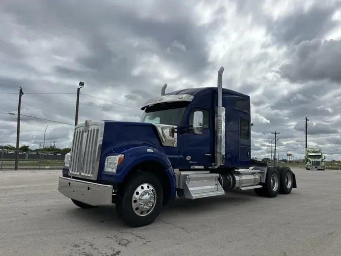 2022 Kenworth W990