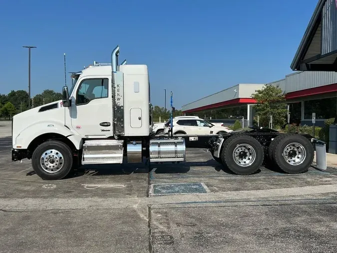 2025 Kenworth T880