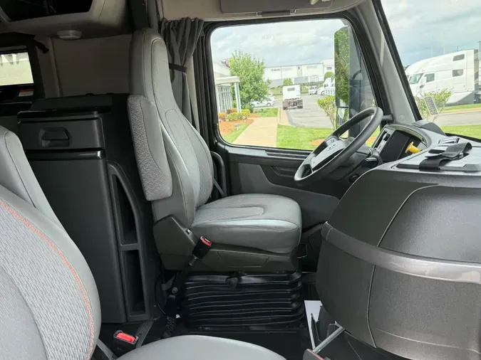 2021 VOLVO VNL64T760