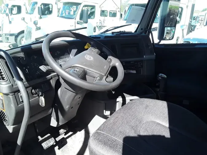 2019 VOLVO VNL64T-300