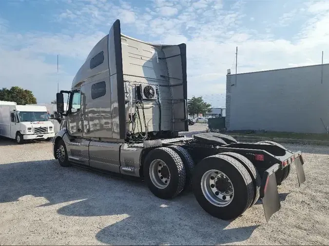 2021 VOLVO VNL760