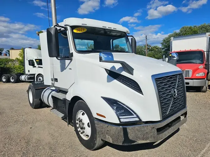 2019 VOLVO VNL42T 300