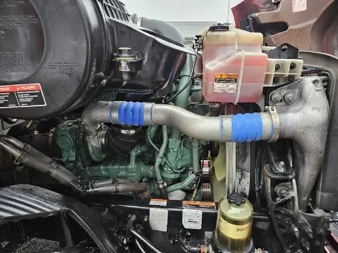 2022 VOLVO VNR64T300