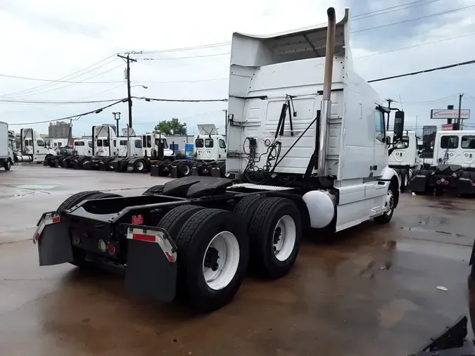 2020 VOLVO VNR64T-640