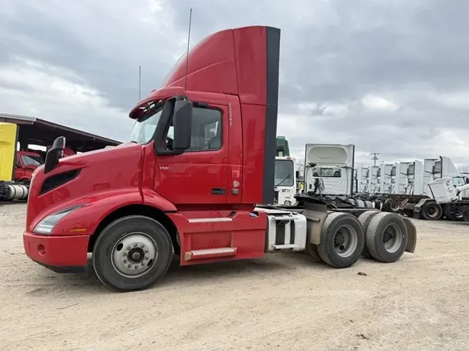 2022 VOLVO VNR64T300