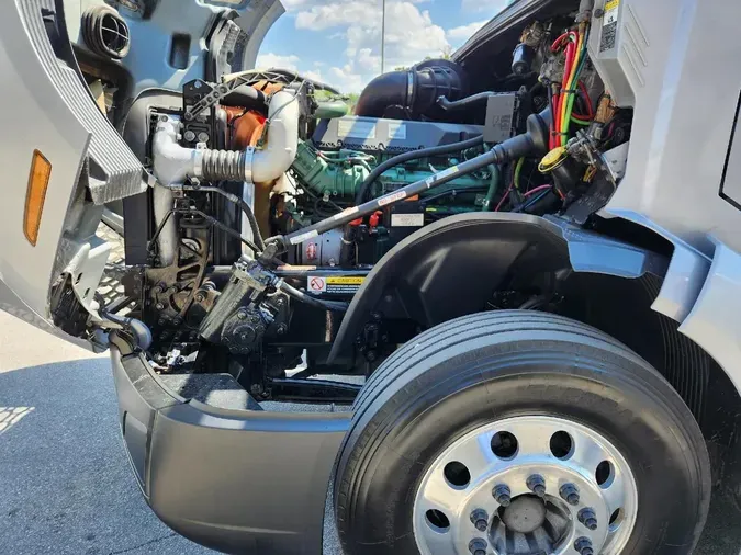 2019 VOLVO VNL64T760