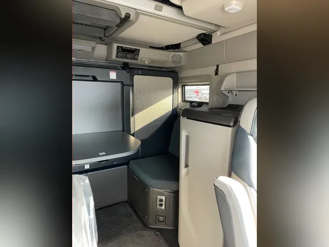 2026 VOLVO VNL64T860