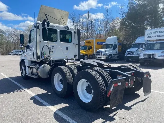 2018 Freightliner X12564ST